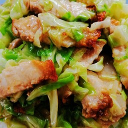 กะหล่ำปลีหมูกรอบ กับข้าว