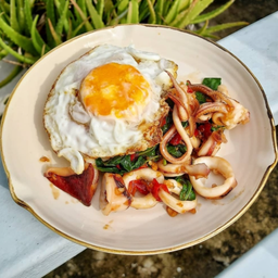 ข้าวกะเพราปลาหมึก