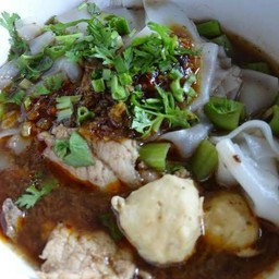 ก๋วยเตี๋ยวลูกชิ้นเนื้อสด น้ำตก (พิเศษ)