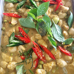 แกงเขียวหวานลูกชิ้น(ปลาอินทรีย์)