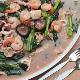 ก๋วยเตี๋ยวราดหน้ารวมมิตร (กุ้ง ปลาหมึก หมู เห็ดหอม)