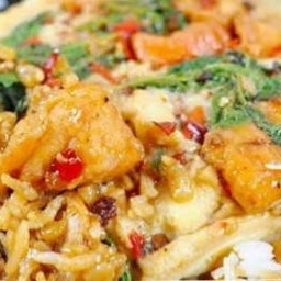 ข้าวกระเพราแซลมอล