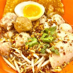 เกาเหลาต้มยำหมูเด้ง