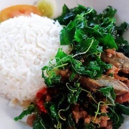 ไข่เยี่ยวม้ากระเพรากรอบราดข้าว