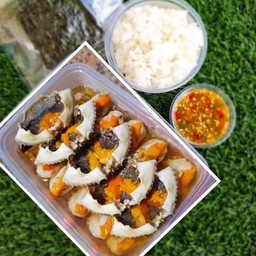 ปูม้าไข่ดองน้ำปลาก๊วนกวนแบบเชต.มีข้าวญี่ปุ่นกับสาหร่ายนะคับ