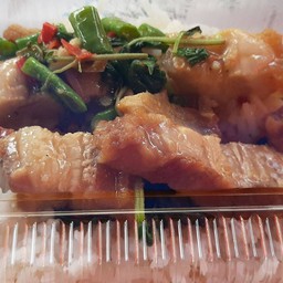 ข้าวกระเพาหมูกรอบ ข้าวหอมมะลินุ่มๆ