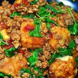 กะเพราหมูสับเต้าหู้ไข่ทอดราดข้าว