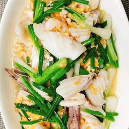 ปลาหมึกผัดต้นหอม