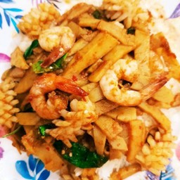 ข้าวพริกแกงทะเลใส่หน่อไม้