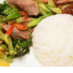 คะน้าหมูกรอบ ราดข้าว
