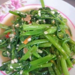 ข้าวราดผัดผักบุ้ง