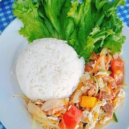ข้าวราดแหนมผัดไข่