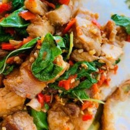 กะเพราหมูกรอบ ราดข้าว