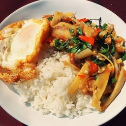 กะเพราหมูกรอบผัดหน่อไม้ดองไข่ดาว