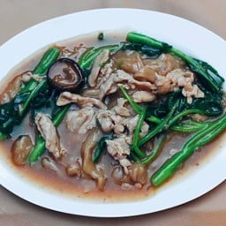 ราดหน้าหมูเส้นใหญ่