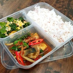 ข้าวราดผัดฉ่าปลาอินทรีย์+ใบเหลียงผัดไข่