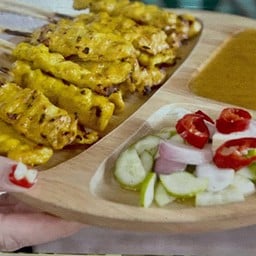 เจ๊ทรายหมูสะเต๊ะ ปลาดุกฟู ตลาดต้นสัก