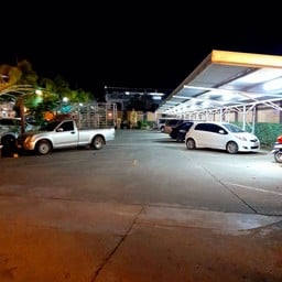 ลานจอดรถกว้างขวางเลย