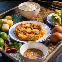 ข้าวน้ำพริกกะปิไข่เจียวเต้าหู้ผักสด