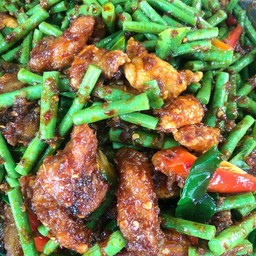 ผัดพริกขิงถั่วฝักยาวไก่กรอบ