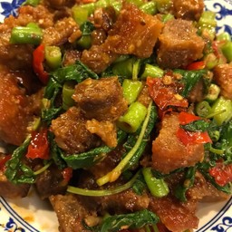 หมูกรอบผัดขี้เมา