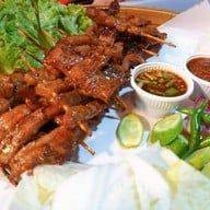 หมู 8 ไม้+ข้าวเหนียว 3 ห่อ ฟรีปลาร้า  +แจ๋ว + ผัก