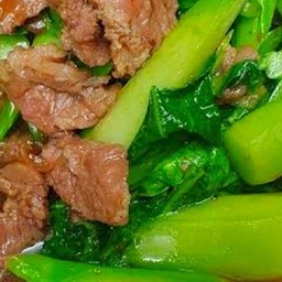 เนื้อผัดพริกใส่คะน้าฮ่องกงราดข้าว