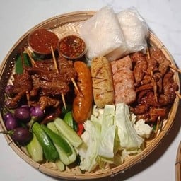 หมู 2 ไม้+เนื้อ 2ไม้+แหนมหมู 2 ไม้+ใส้อั่ว 2 ไม้+หมูยอ 2 ไม้+ข้าวเหนียว 4 ห่อ+ฟรีปลาร้า+แจ่ว+ผัก