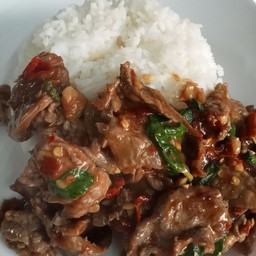 กะเพราเนื้อชิ้นผัดพริกแห้ง