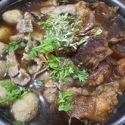 เกาเหลาหม้อไฟ (ลูกชิ้น เนื้อเอ็นโคขุนตุ๋น เนื้อน่องลาย เนื้อโคขุนเสือร้องไห้)