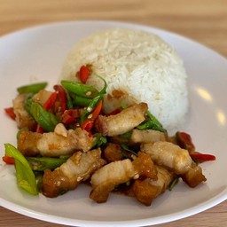 ข้าวราดผัดกะเพราหมูกรอบ