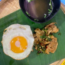 กะเพราหมูสไลด์ ไข่ดาว