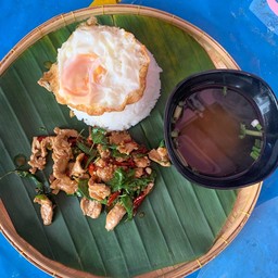 กะเพราหมู ไข่ดาว (หมูชิ้น)