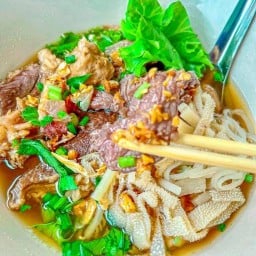 ก๋วยเตี๋ยวเนื้อตุ๋นกระทะเงิน
