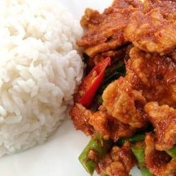 ผัดพริกแกงหมูราดข้าว