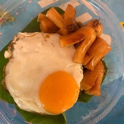 ข้าวไส้กรอกซีอิ๊ว ไข่ดาว