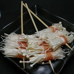 สามชั้นพันเห็นเข็มทอง