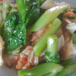 คะน้าหมูกรอบ