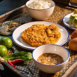 ข้าวน้ำพริกกะปิไข่เจียวกุ้งสับผักสด