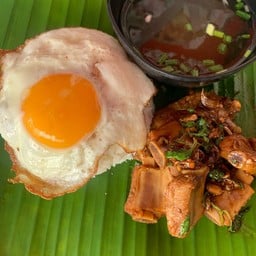 กะเพรากระดูกหมูตุ๋น ไข่ดาว