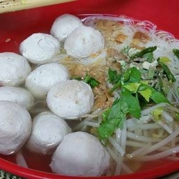 ก๋วยเตี๋ยวลูกชิ้นหมูสดน้ำใส