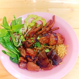 บะหมี่แห้งไก่ตุ๋น(พร้อมมถั่วหอมๆ)