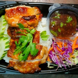 ข้าวไก่ย่างน้ําจิ้มแจ่ว