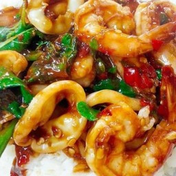 กระเพราทะเลรวมมิตร(กุ้ง+หมึก) ราดข้าว