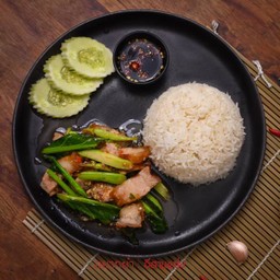 ข้าวคะน้าหมูกรอบ