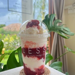 สตรอเบอร์รี่คลาวดี้ (นมปั่นราดซอสตรอเบอรี่โฮมเมด)