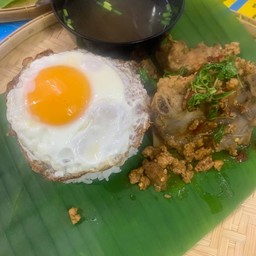 ข้าวกะเพราหมูสับ เพิ่มเล้งตุ๋น ไข่ดาว