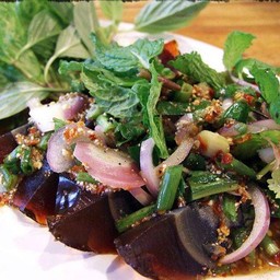 ลาบไข่เยี่ยวม้า