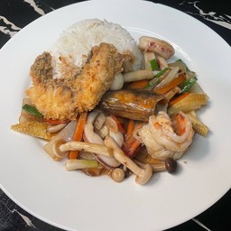 ข้าวรวมมิตรทะเลผัดน้ำมันหอย