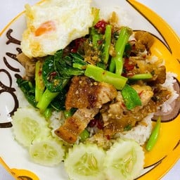 คะน้าหมูกรอบและไข่ดาว